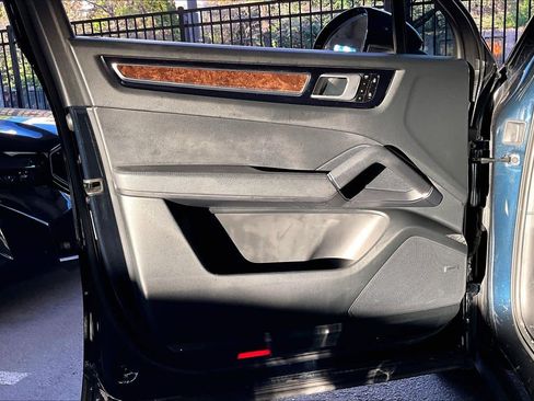 Used 2020 Porsche Cayenne S image 21