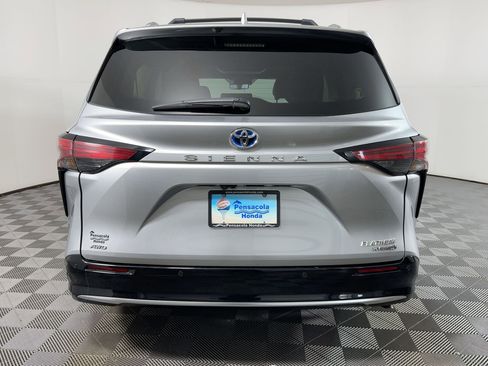 Used 2023 Toyota Sienna Platinum image 8