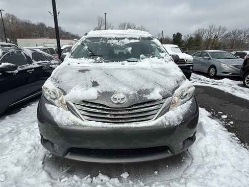 Used 2017 Toyota Sienna XLE image 3