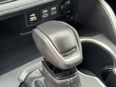 Used 2025 Toyota Highlander LE FWD image 21