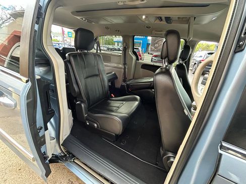 Used 2016 Chrysler Town & Country Touring FWD image 17