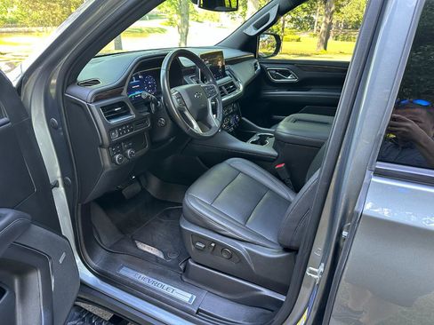 Used 2022 Chevrolet Suburban Z71 w/ Luxury Package AWD/4WD image 11