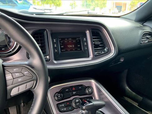 Used 2016 Dodge Challenger SXT image 7
