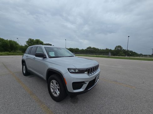 Used 2025 Jeep Grand Cherokee Laredo AWD/4WD image 7