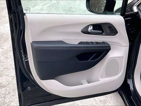 Used 2024 Chrysler Pacifica Touring-L image 23