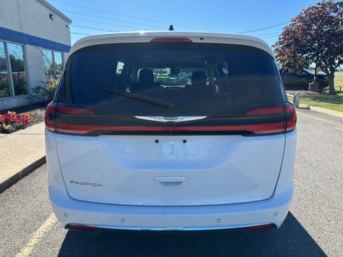 Used 2023 Chrysler Pacifica Touring-L FWD image 6