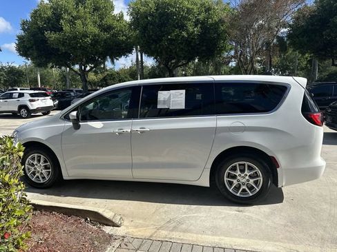 Used 2023 Chrysler Voyager LX FWD image 14