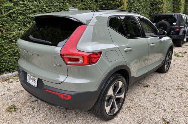 Used 2024 Volvo XC40 B5 Core AWD/4WD image 3