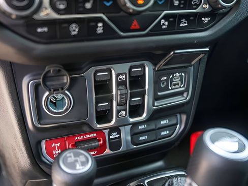 Used 2024 Jeep Gladiator Mojave AWD/4WD image 18