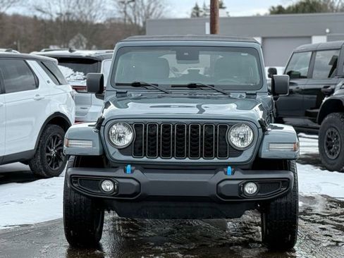 Used 2024 Jeep Wrangler Unlimited image 32
