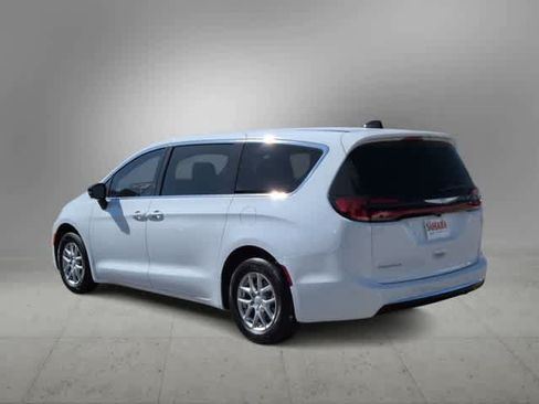 New 2026 Chrysler Pacifica Select FWD image 8