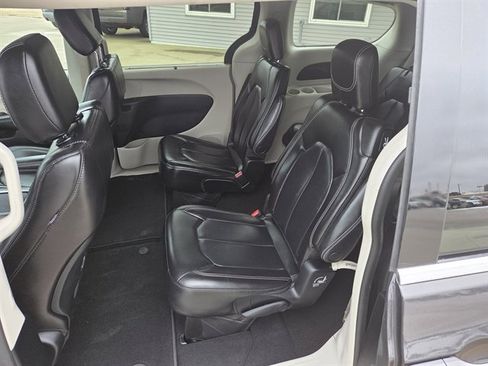 Used 2023 Chrysler Pacifica Touring-L image 6