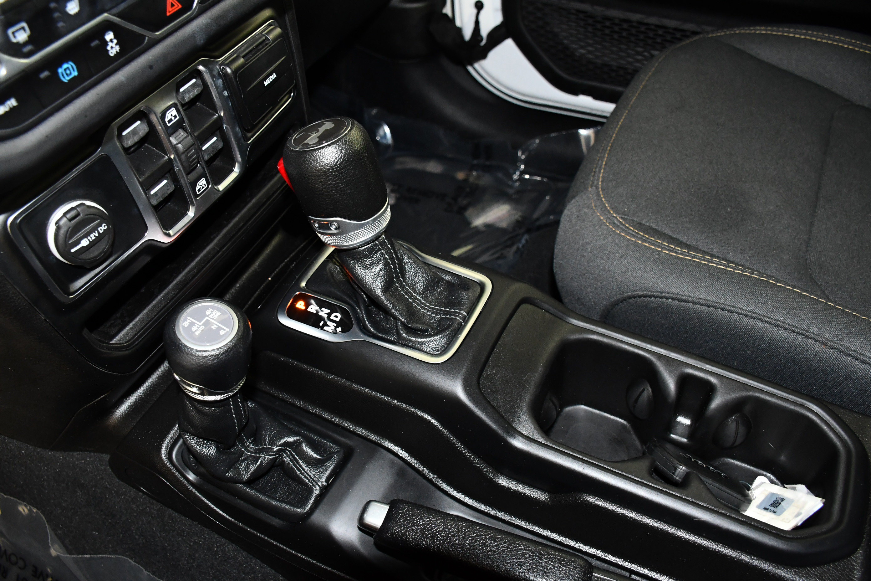 Used 2024 Jeep Wrangler Unlimited Sahara AWD/4WD image 32
