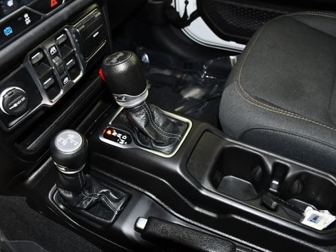 Used 2024 Jeep Wrangler Unlimited Sahara AWD/4WD image 32