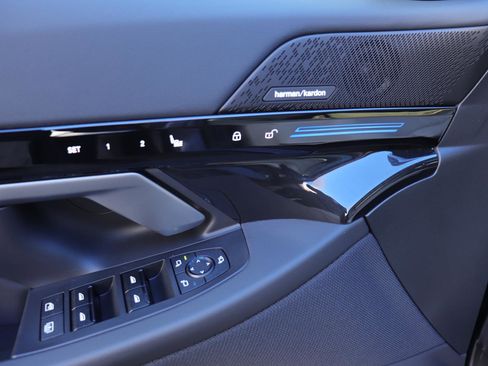 Used 2025 BMW 530i w/ Executive Package image 24