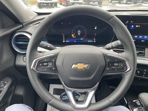 Used 2025 Chevrolet Trax LT w/ LT Convenience Package image 25