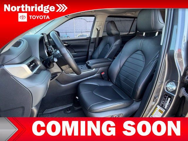 Used 2024 Toyota Highlander XLE AWD/4WD image 6