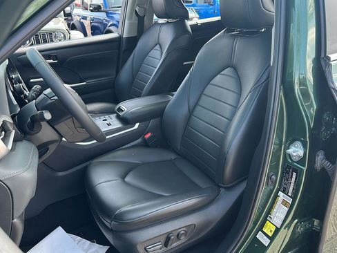 Used 2023 Toyota Highlander XLE image 9