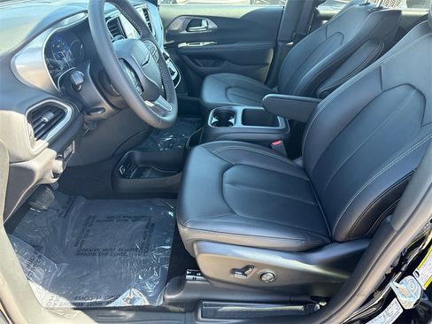 New 2025 Chrysler Voyager LX image 25