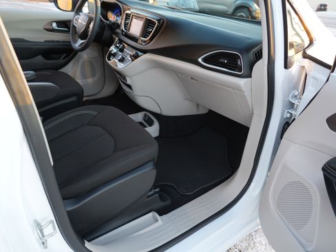 Used 2023 Chrysler Voyager LX image 31