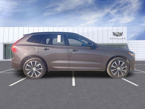 Used 2025 Volvo XC60 B5 Plus image 9