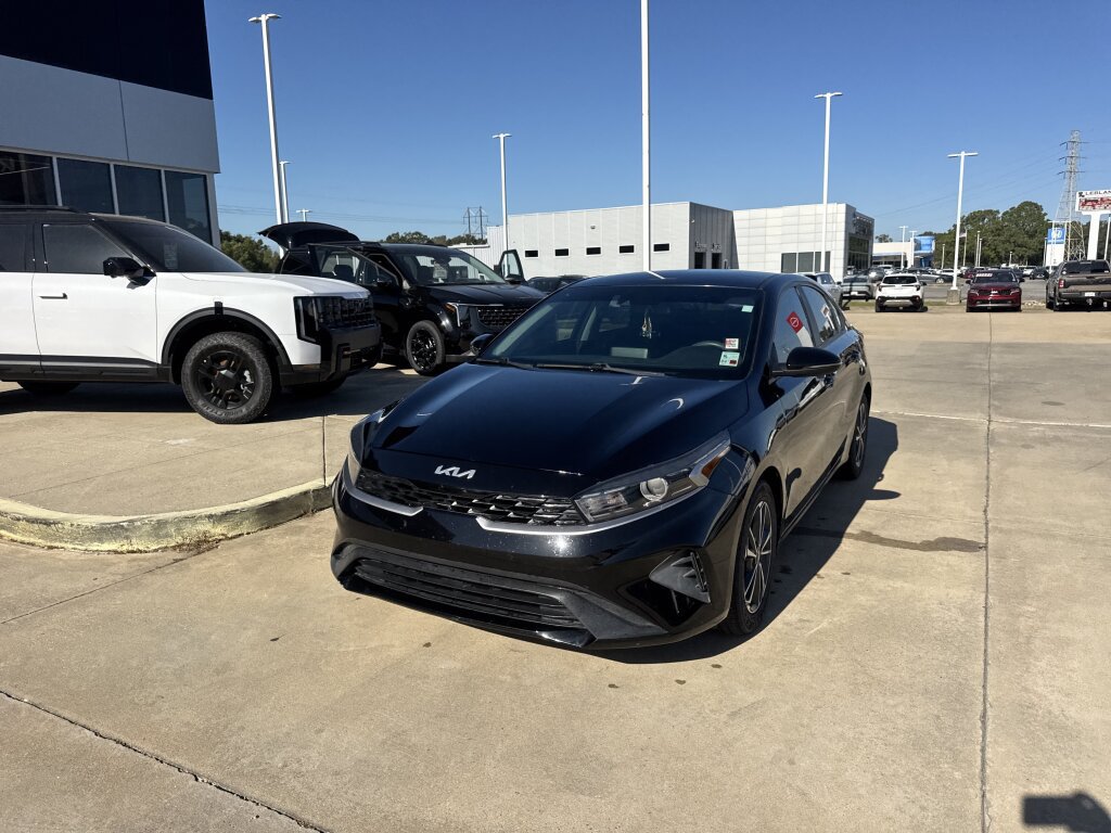 Used 2022 Kia Forte LXS w/ LXS Technology Package FWD image 4