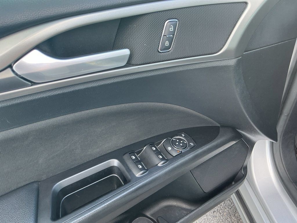 Used 2017 Ford Fusion SE w/ Equipment Group 201A FWD image 18