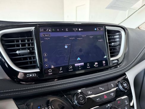 Used 2024 Chrysler Pacifica Limited FWD image 21
