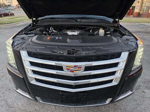 Used 2019 Cadillac Escalade ESV Luxury image 30