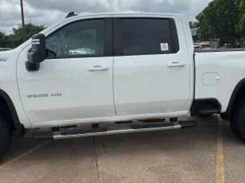 Used 2024 Chevrolet Silverado 2500 LT AWD/4WD image 3