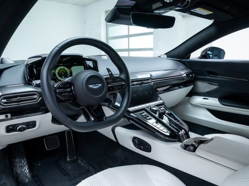 Used 2025 Aston Martin V8 Vantage Coupe RWD image 21