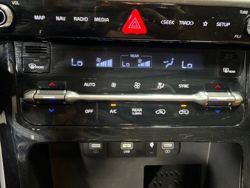 Used 2024 Kia Carnival EX FWD image 28