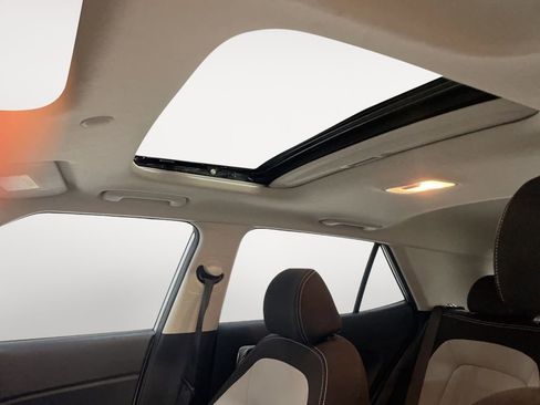 Certified 2023 Hyundai Venue SEL image 18