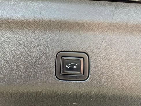 Used 2022 GMC Yukon XL AT4 image 8