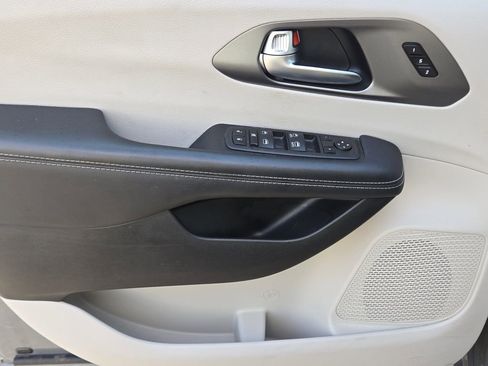 Used 2023 Chrysler Pacifica Touring-L image 36