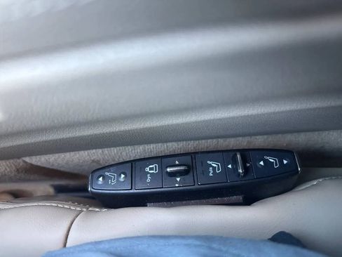 Used 2010 Mercedes-Benz E 350 4MATIC Sedan image 39