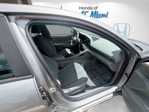 Used 2021 Hyundai Elantra SE FWD image 30