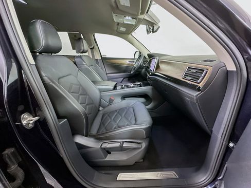 Used 2025 Volkswagen Atlas SE image 33