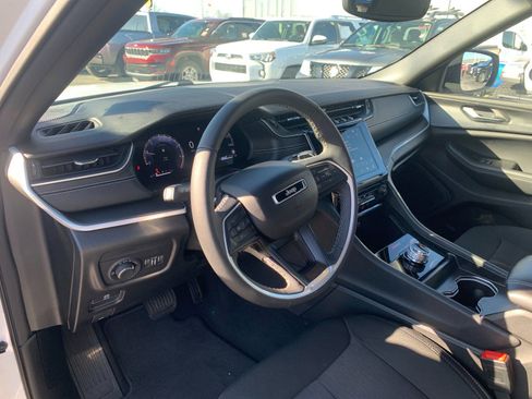 Used 2024 Jeep Grand Cherokee Laredo X image 11