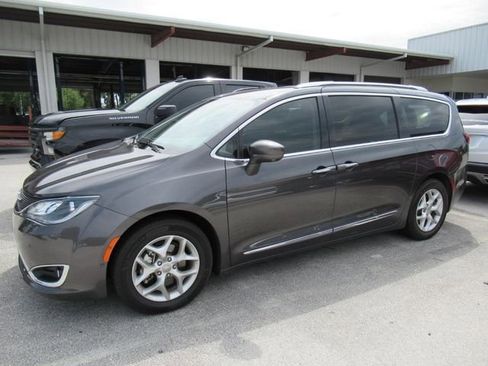 Used 2020 Chrysler Pacifica Touring-L Plus w/ Tire & Wheel Group FWD image 4