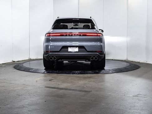 Certified 2025 Porsche Cayenne AWD/4WD image 6