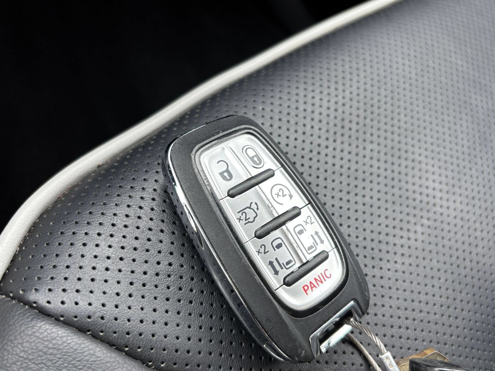 Used 2025 Chrysler Pacifica Limited FWD image 21