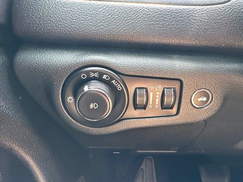 Used 2016 Chrysler 200 S w/ Comfort Group FWD image 9