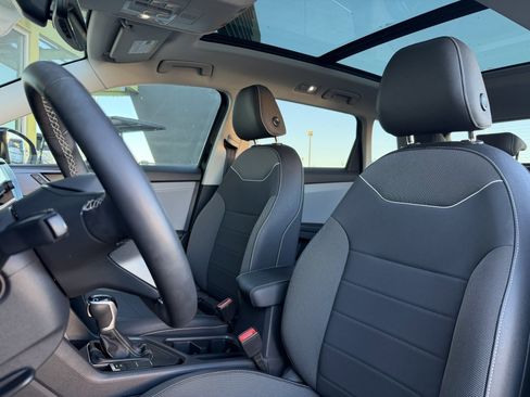 Used 2024 Volkswagen Taos SE w/ Panoramic Sunroof Package image 32