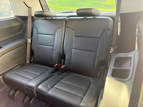 Used 2023 GMC Acadia SLT FWD image 19