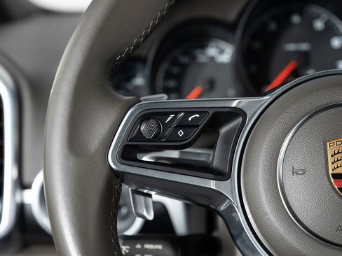 Used 2018 Porsche Cayenne Platinum Edition w/ Premium Package image 31