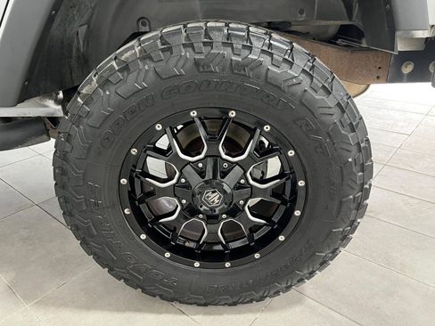 Used 2011 Jeep Wrangler Unlimited Rubicon w/ Dual Top Group image 9