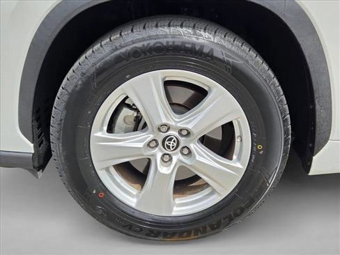 Used 2023 Toyota Highlander L image 22