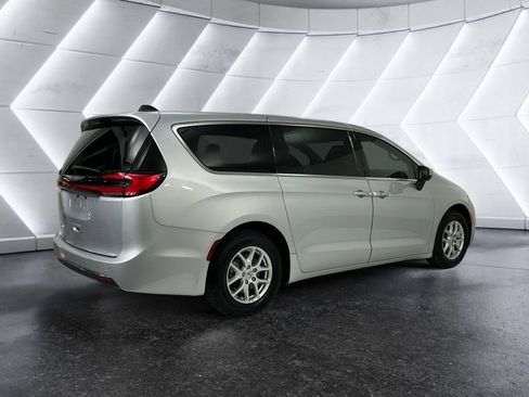 Used 2023 Chrysler Pacifica Touring-L FWD image 4