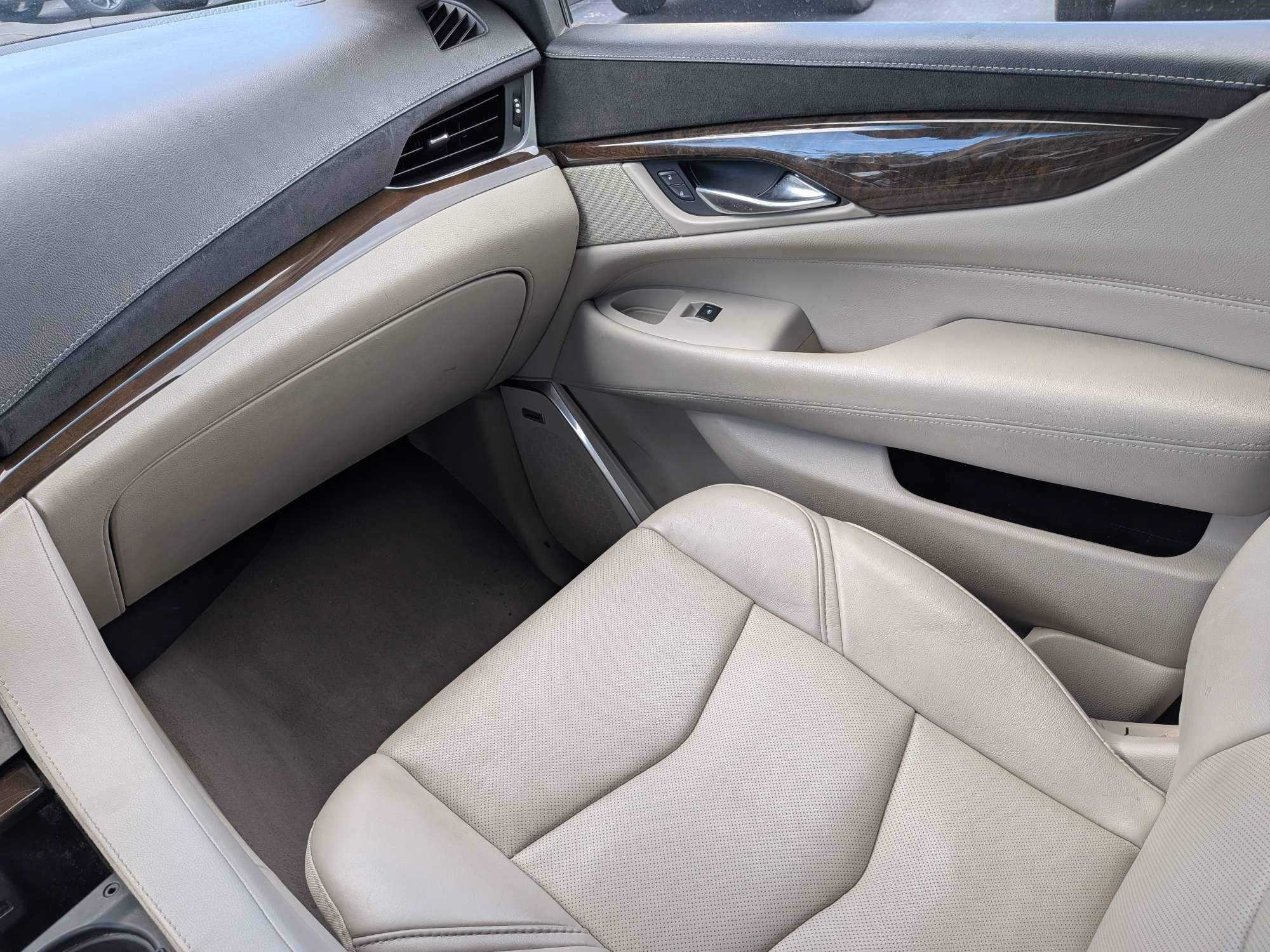 Used 2018 Cadillac Escalade ESV Luxury RWD image 16